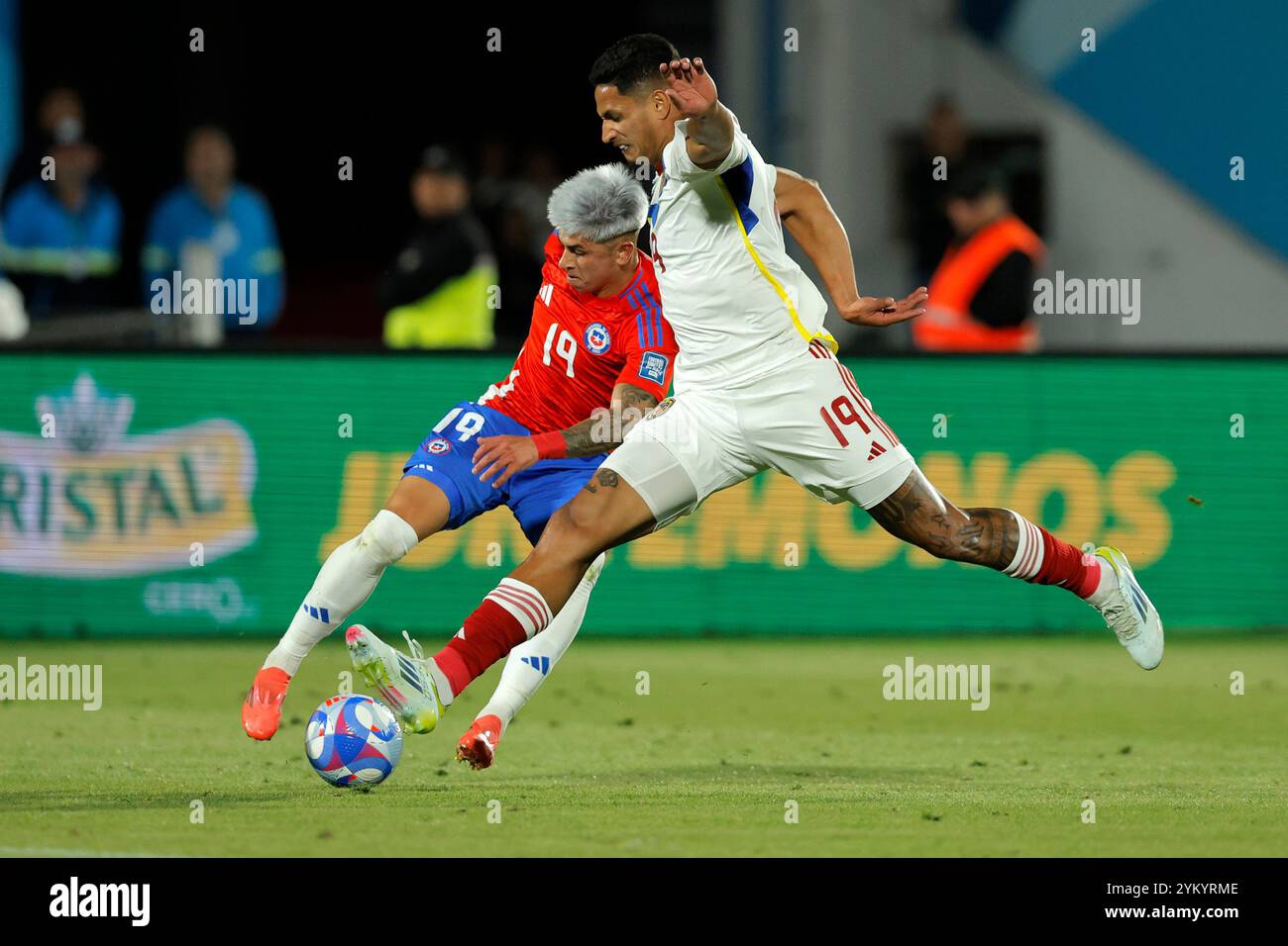 Santiago, Cile - 18 novembre 2024: Il Cile si assicurò una vittoria vitale del 4-2 sul Venezuela, fornendo un sollievo temporaneo per il suo capo-allenatore. Nonostante questa vittoria, il percorso del Cile verso la qualificazione alla Coppa del mondo rimane precario, basandosi su risultati matematici complessi per ottenere un posto nei playoff. Al momento secondo alla fine della classifica, la squadra affronta una dura formazione di avversari nelle prossime partite. Il prossimo turno di qualificazione si svolgerà dopo la pausa di marzo. Foto: Javier Torres/ UNAR Photo / Alamy News Foto Stock