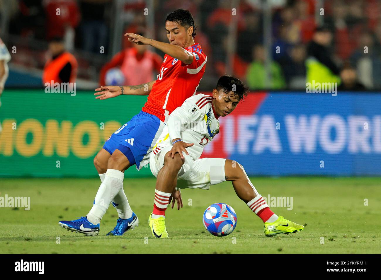 Santiago, Cile - 18 novembre 2024: Il Cile si assicurò una vittoria vitale del 4-2 sul Venezuela, fornendo un sollievo temporaneo per il suo capo-allenatore. Nonostante questa vittoria, il percorso del Cile verso la qualificazione alla Coppa del mondo rimane precario, basandosi su risultati matematici complessi per ottenere un posto nei playoff. Al momento secondo alla fine della classifica, la squadra affronta una dura formazione di avversari nelle prossime partite. Il prossimo turno di qualificazione si svolgerà dopo la pausa di marzo. Foto: Javier Torres/ UNAR Photo / Alamy News Foto Stock