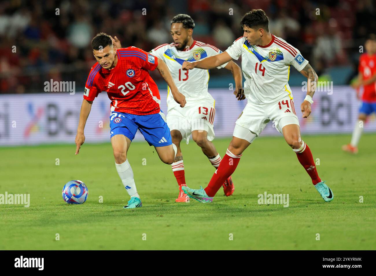 Santiago, Cile - 18 novembre 2024: Il Cile si assicurò una vittoria vitale del 4-2 sul Venezuela, fornendo un sollievo temporaneo per il suo capo-allenatore. Nonostante questa vittoria, il percorso del Cile verso la qualificazione alla Coppa del mondo rimane precario, basandosi su risultati matematici complessi per ottenere un posto nei playoff. Al momento secondo alla fine della classifica, la squadra affronta una dura formazione di avversari nelle prossime partite. Il prossimo turno di qualificazione si svolgerà dopo la pausa di marzo. Foto: Javier Torres/ UNAR Photo / Alamy News Foto Stock