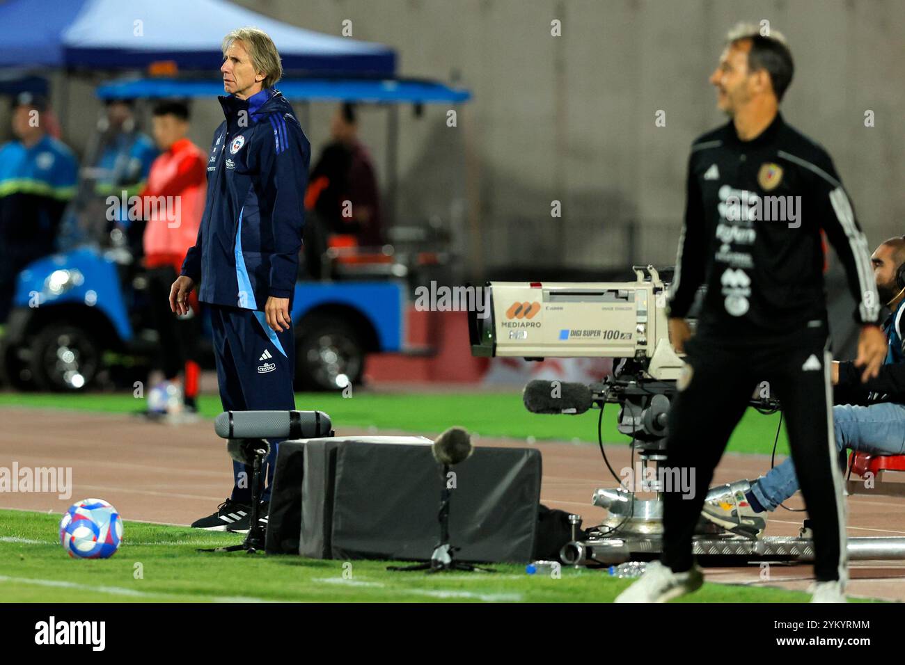 Santiago, Cile - 18 novembre 2024: Il Cile si assicurò una vittoria vitale del 4-2 sul Venezuela, fornendo un sollievo temporaneo per il suo capo-allenatore. Nonostante questa vittoria, il percorso del Cile verso la qualificazione alla Coppa del mondo rimane precario, basandosi su risultati matematici complessi per ottenere un posto nei playoff. Al momento secondo alla fine della classifica, la squadra affronta una dura formazione di avversari nelle prossime partite. Il prossimo turno di qualificazione si svolgerà dopo la pausa di marzo. Foto: Javier Torres/ UNAR Photo / Alamy News Foto Stock