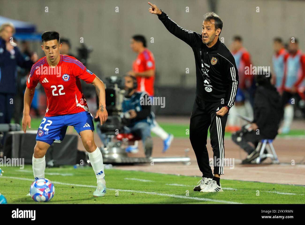 Santiago, Cile - 18 novembre 2024: Il Cile si assicurò una vittoria vitale del 4-2 sul Venezuela, fornendo un sollievo temporaneo per il suo capo-allenatore. Nonostante questa vittoria, il percorso del Cile verso la qualificazione alla Coppa del mondo rimane precario, basandosi su risultati matematici complessi per ottenere un posto nei playoff. Al momento secondo alla fine della classifica, la squadra affronta una dura formazione di avversari nelle prossime partite. Il prossimo turno di qualificazione si svolgerà dopo la pausa di marzo. Foto: Javier Torres/ UNAR Photo / Alamy News Foto Stock