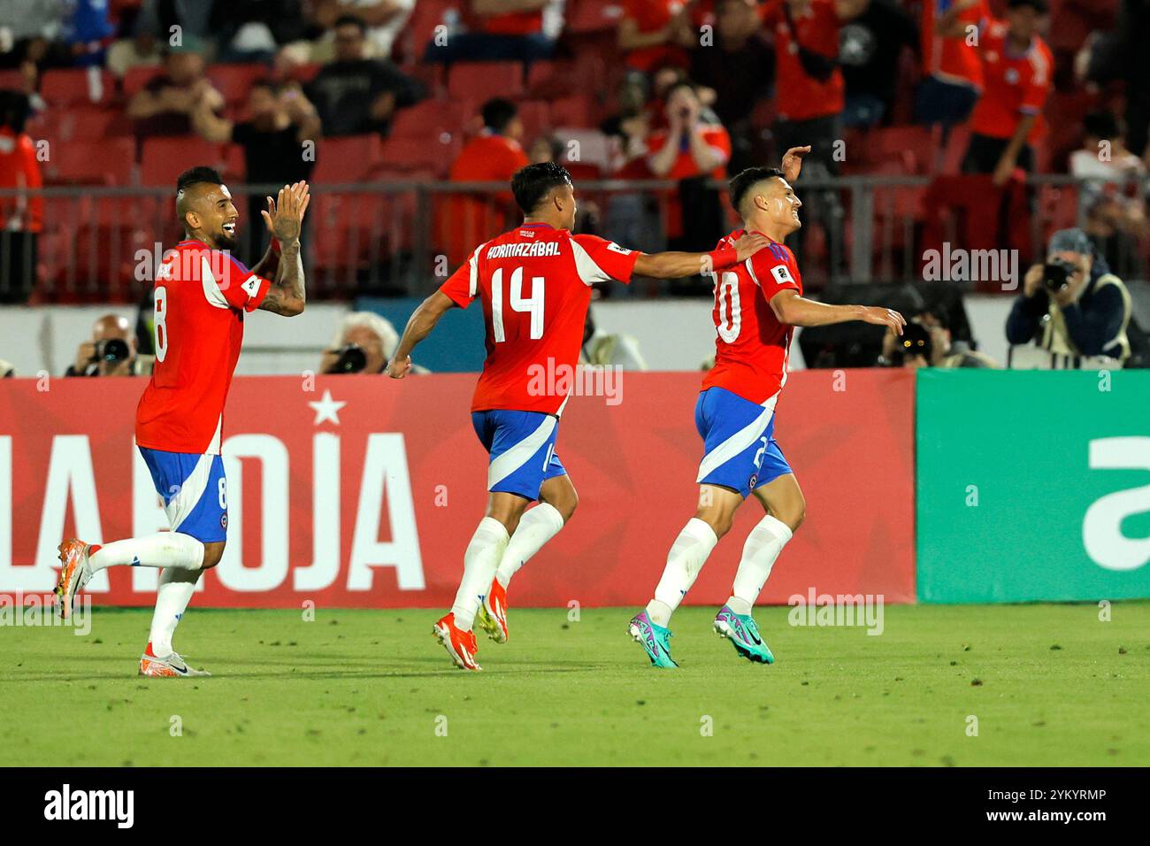 Santiago, Cile - 18 novembre 2024: Il Cile si assicurò una vittoria vitale del 4-2 sul Venezuela, fornendo un sollievo temporaneo per il suo capo-allenatore. Nonostante questa vittoria, il percorso del Cile verso la qualificazione alla Coppa del mondo rimane precario, basandosi su risultati matematici complessi per ottenere un posto nei playoff. Al momento secondo alla fine della classifica, la squadra affronta una dura formazione di avversari nelle prossime partite. Il prossimo turno di qualificazione si svolgerà dopo la pausa di marzo. Foto: Javier Torres/ UNAR Photo / Alamy News Foto Stock