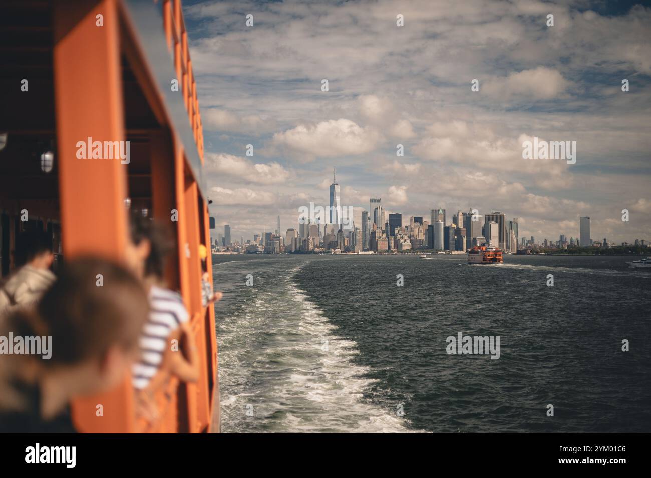 Il traghetto per Staten Island offre trasporto gratuito tra Manhattan e Staten Island con vedute panoramiche del porto dello skyline di Manhattan. Foto Stock