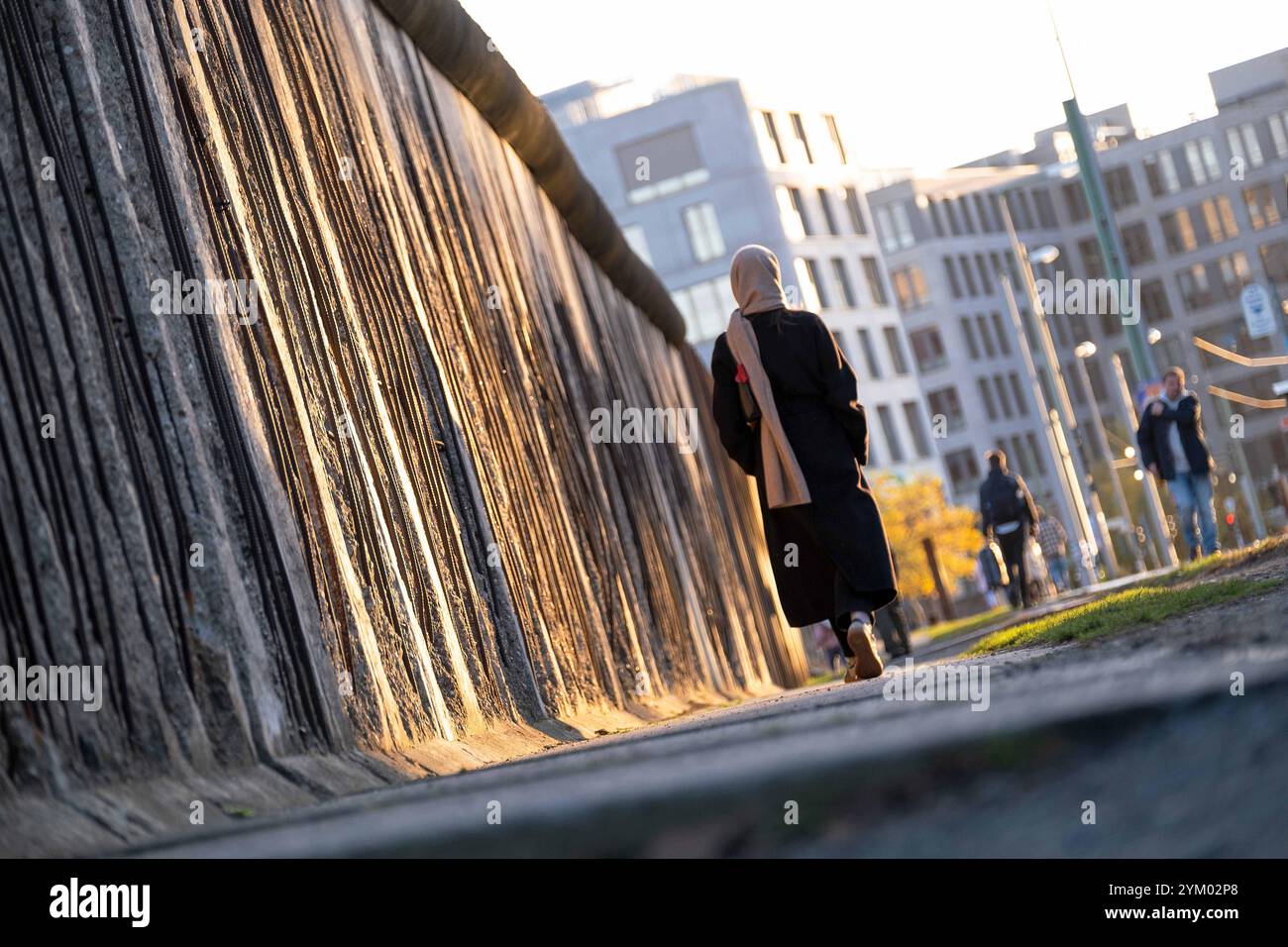 Die Gedenkstätte Berliner Mauer entlang der Bernauer Straße a Berlino. / Il Memoriale del muro di Berlino lungo via Bernauer a Berlino. Fotografia istantanea/K.M.Krause *** il Memoriale del muro di Berlino lungo via Bernauer a Berlino il Memoriale del muro di Berlino lungo via Bernauer a Berlino fotografia istantanea K M Krause Foto Stock