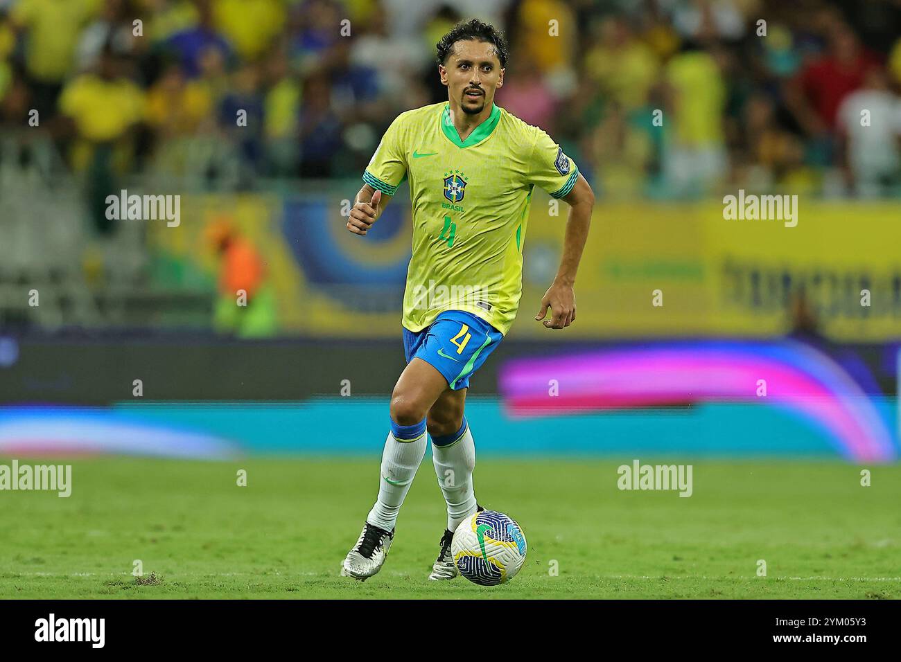 19 novembre 2024: Salvador, Brasile; Marquinhos del Brasile controlla la palla durante la partita tra Brasile e Uruguay per il dodicesimo turno delle qualificazioni FIFA 2026, allo stadio Arena fonte Nova Foto Stock