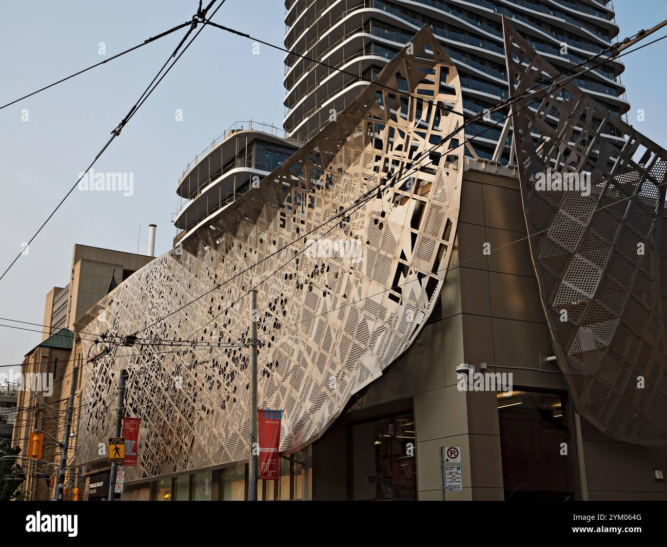 Toronto Canada / il Rosalie Sharp Pavillion e l'intersezione tra McCaul Street e Dundas Street West nel centro di Toronto. Foto Stock Toronto Canada / il Rosalie Sharp Pavillion e l'intersezione tra McCaul Street e Dundas Street West nel centro di Toronto. Foto Stock