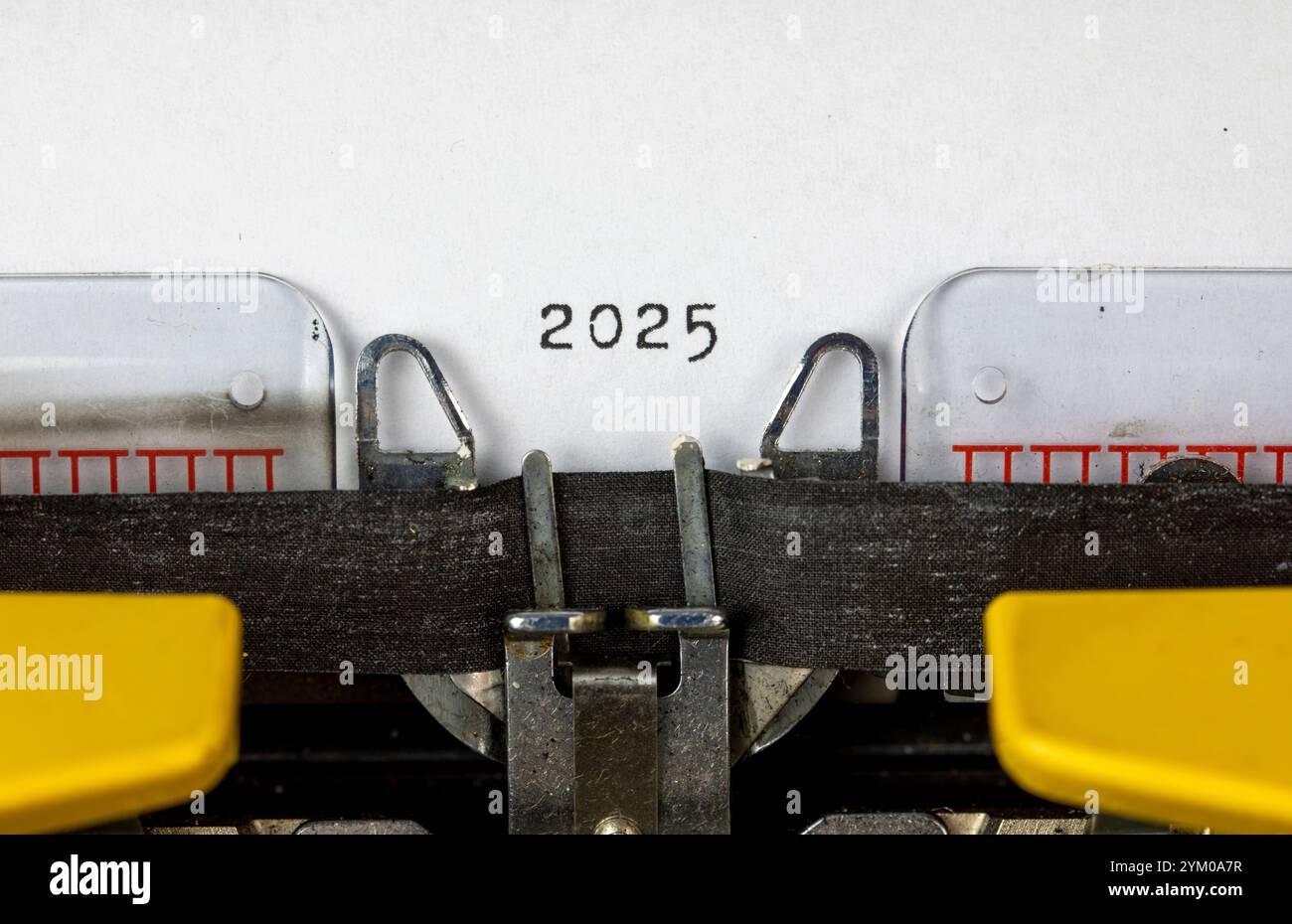 2025 scritto su una vecchia macchina da scrivere Foto Stock