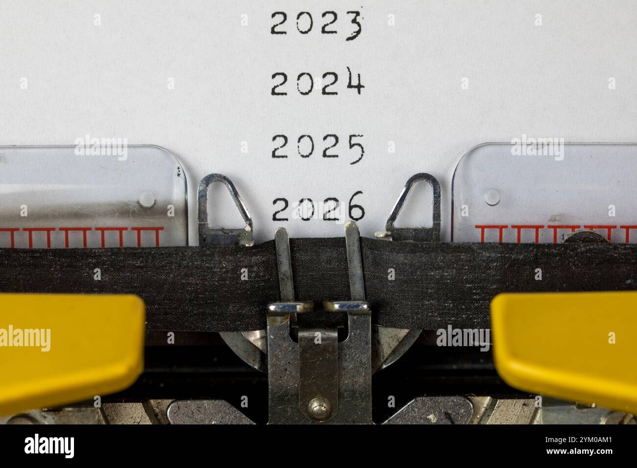 2023, 2024, 2025,2026 scritto su una vecchia macchina da scrivere Foto Stock