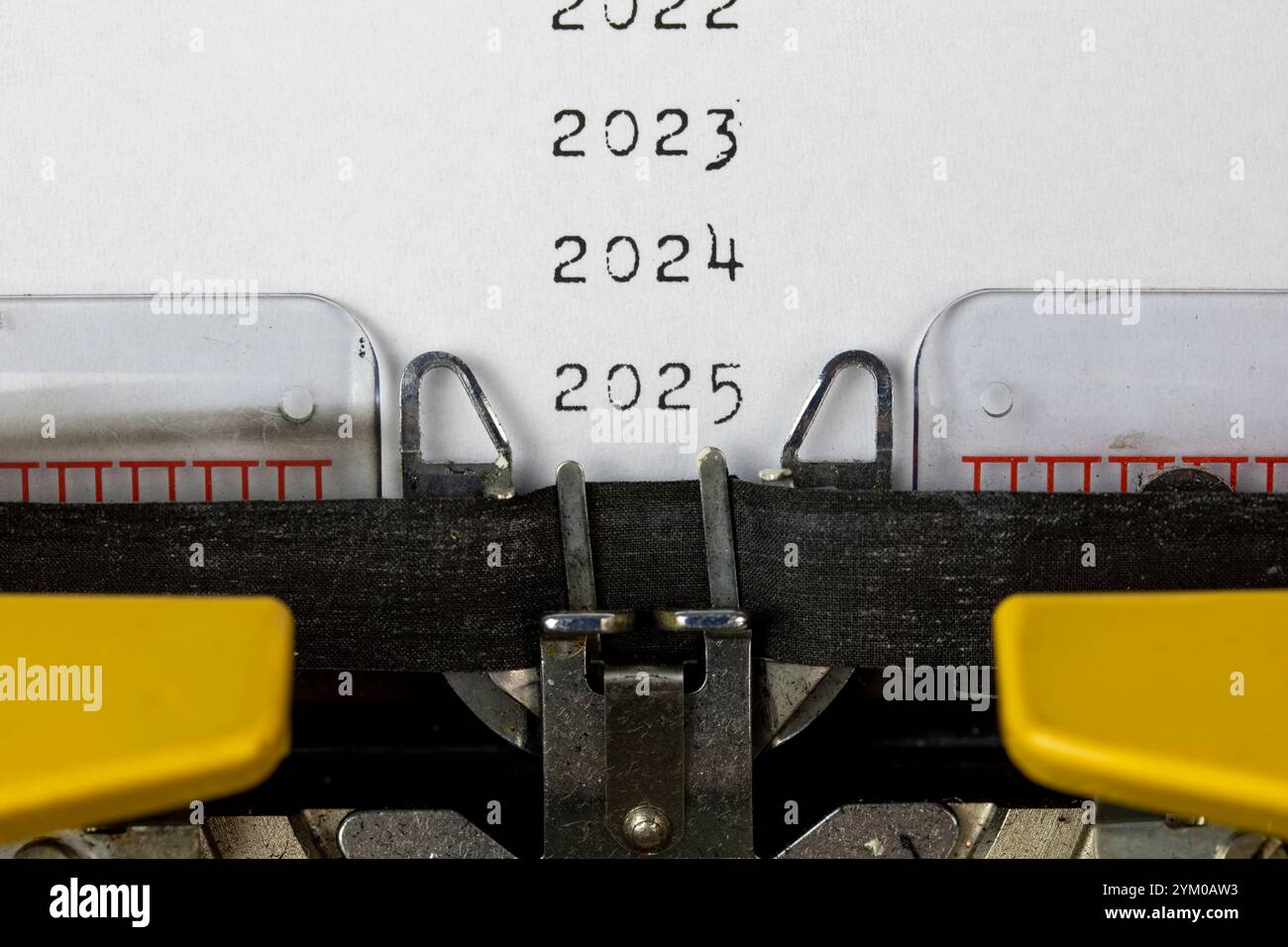 2023, 2024, 2025,2026 scritto su una vecchia macchina da scrivere Foto Stock