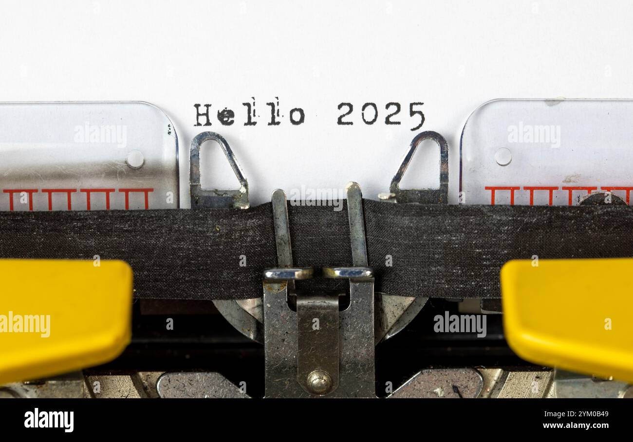 Ciao 2025 scritto su una vecchia macchina da scrivere Foto Stock