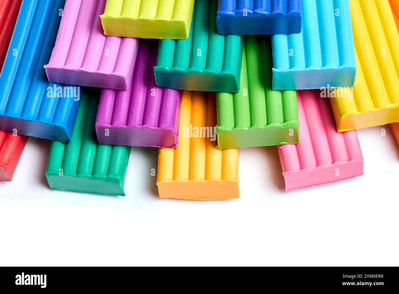 Argilla plastica artistica per la modellazione. I bambini possono accumularsi su tre livelli di plasticina multicolore per imparare l'arte. Arte di modellare il materiale in primo piano. Foto Stock