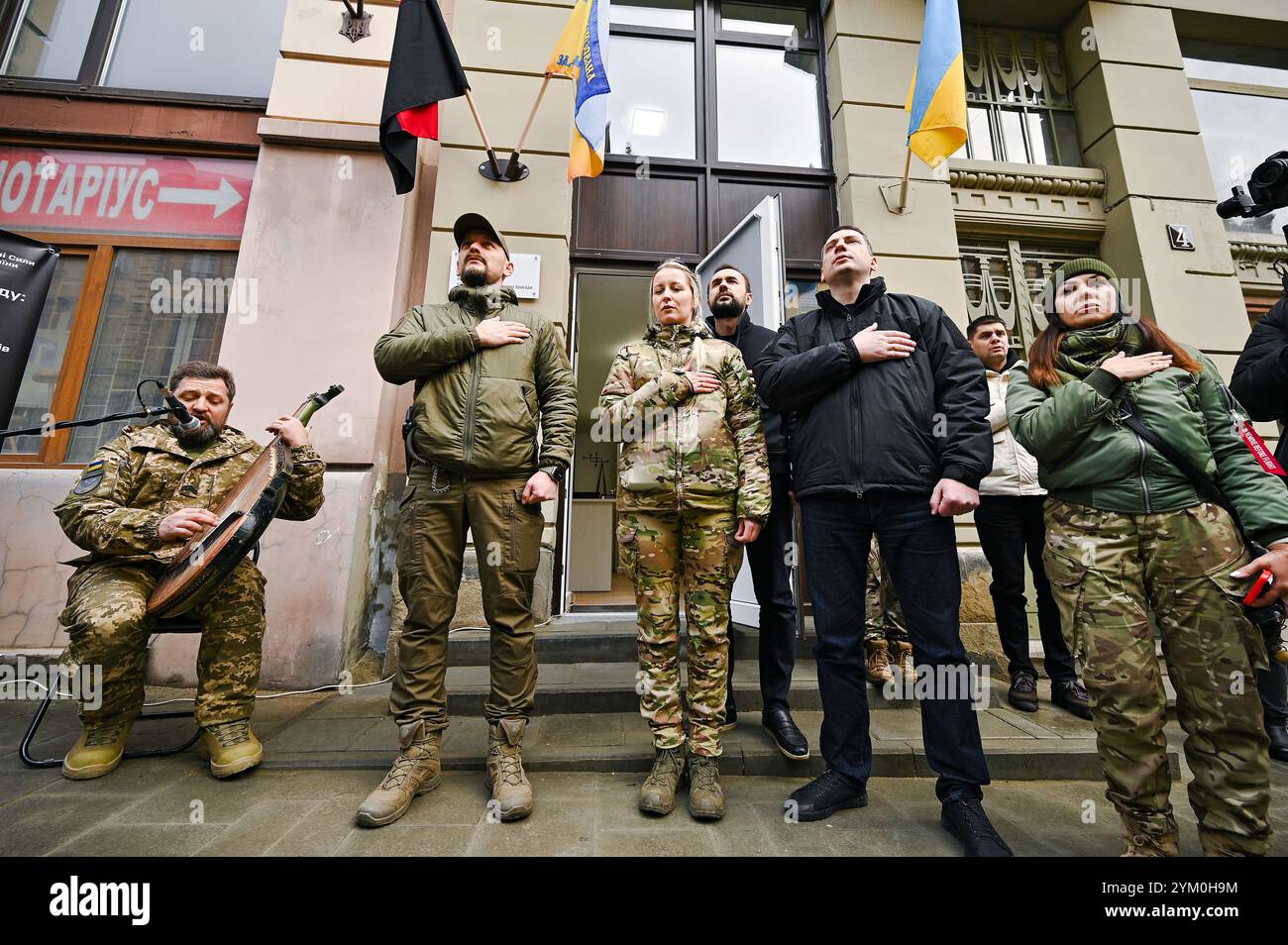 LEOPOLI, UCRAINA - 15 NOVEMBRE 2024 - Comandante della 67a brigata meccanizzata separata tenente colonnello Oleksandr Poliaiev, capo del centro di reclutamento della 67a brigata meccanizzata separata a Leopoli Uliana Kuzyk e primo vice capo dell'amministrazione militare regionale di Leopoli Andrii Hodyk (L to R, middle) assistono all'inaugurazione del primo centro di reclutamento dell'Ucraina della 67a brigata meccanizzata occidentale in Ucraina. Foto Stock