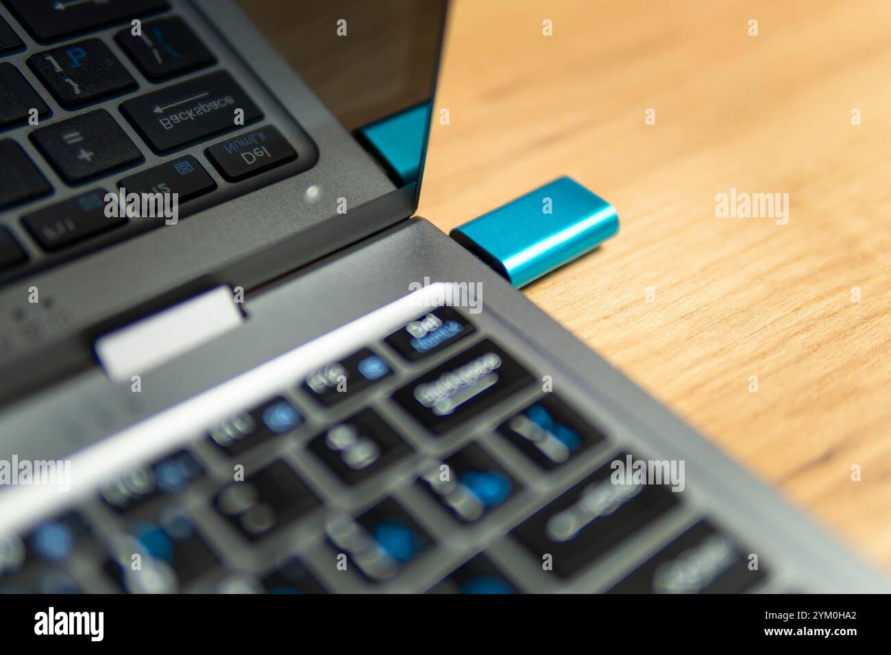 Unità USB crittografata, chiavetta USB o dispositivo flash stick collegabili al notebook del computer. Concetto di violazione dello storage nell'istruzione tecnologica. trasmissione dei dati Foto Stock