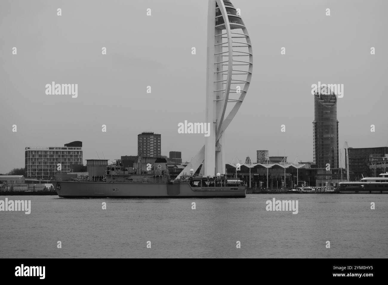 Scala di grigi, quasi lì, la HMS Cattistock, un cacciamine della Royal Navy Hunt Class ritorna alla sua base di casa, Portsmouth, dopo essere stata coinvolta in un'operazione di una settimana per monitorare due gruppi di lavoro della Marina russa che passano il Regno Unito, lavorando fianco a fianco con le altre navi, la RAF e gli alleati della NATO. Foto Stock