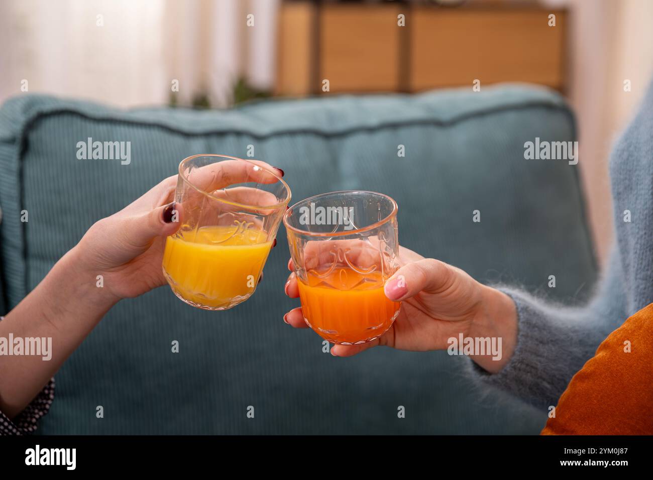 Brindate al calore dell'amicizia con bevande colorate che ci portano gioia e connessione Foto Stock