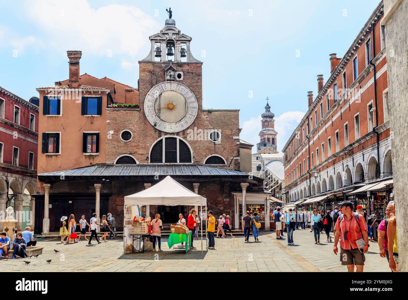 VENEZIA, ITALIA - 18 MAGGIO 2018: Questa è la chiesa di San Giacomo di Rialto nella zona del mercato cittadino, che fu costruita nel 11-12 secolo. Foto Stock