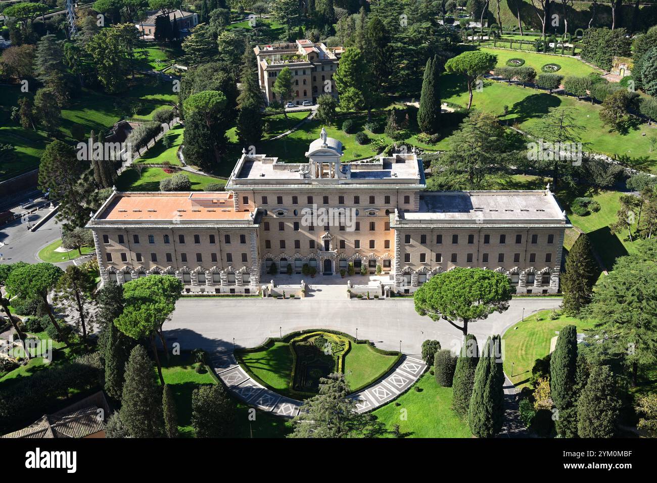 Vaticano - 2 novembre 2024: Il Palazzo del Governatore (Palazzo del Governatorato in Vaticano) è la sede della Pontificia Commissione per la città del Vaticano Foto Stock
