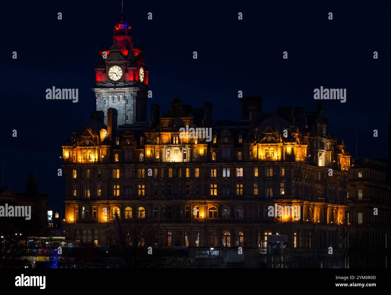 Torre dell'orologio del Balmoral Hotel illuminata di notte, Edimburgo, Scozia, Regno Unito Foto Stock