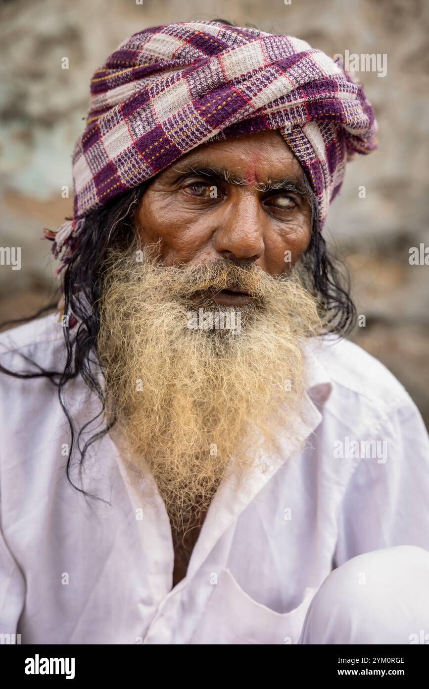 Ritratto di un anziano indiano, Gujarat, India Foto Stock