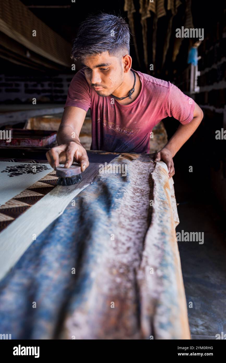 Stampa di blocchi tessili nella regione di Bhuj, Gujarat, India Foto Stock