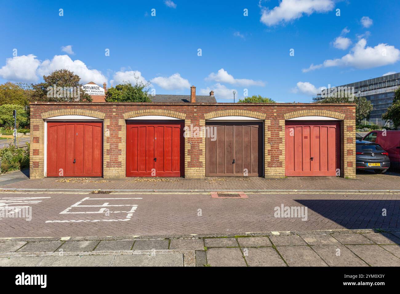Una fila di quattro autonome residenziali chiuse a chiave a Southampton, Inghilterra Foto Stock
