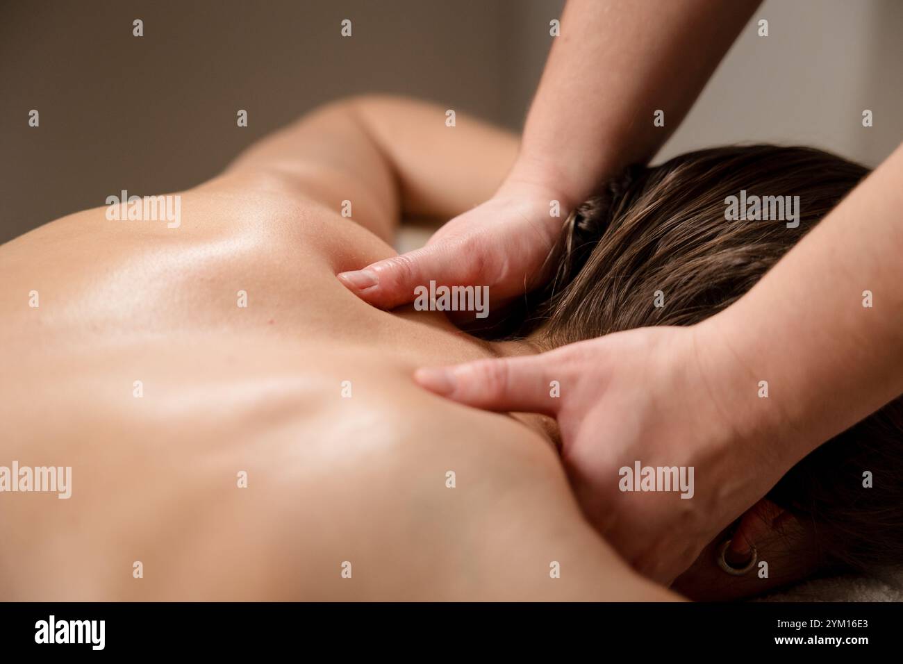 Terapista massaggiante i muscoli della spalla con entrambe le mani durante una sessione di terapia. Concetto di benessere e sollievo dallo stress. Foto di alta qualità Foto Stock Terapista massaggiante i muscoli della spalla con entrambe le mani durante una sessione di terapia. Concetto di benessere e sollievo dallo stress. Foto di alta qualità Foto Stock