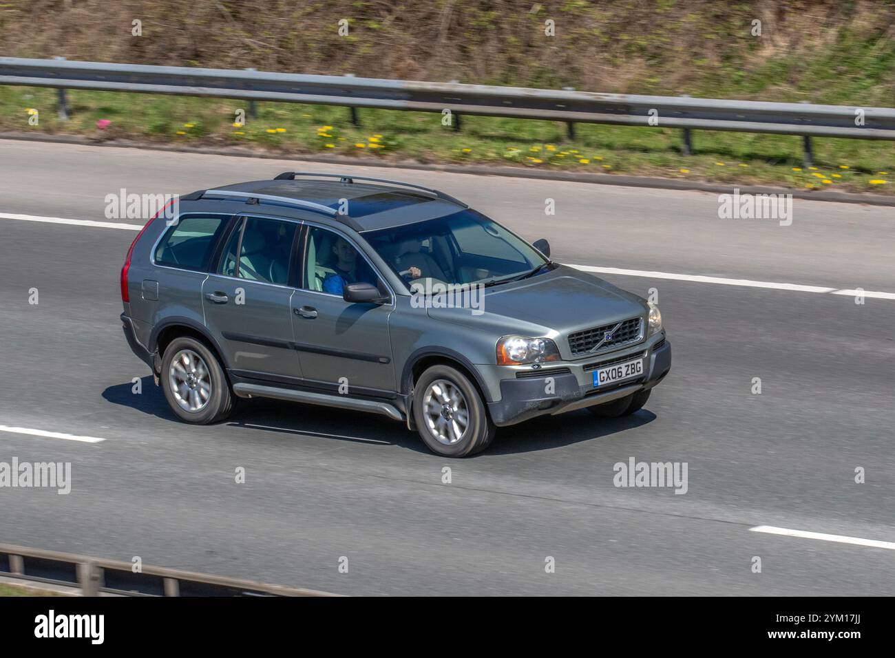 2006 verde Volvo XC90 se D5 Auto, D5 2,4 litri, turbocompresso, in linea, cinque cilindri, auto con motore diesel common rail; viaggia sull'autostrada M6, Regno Unito Foto Stock