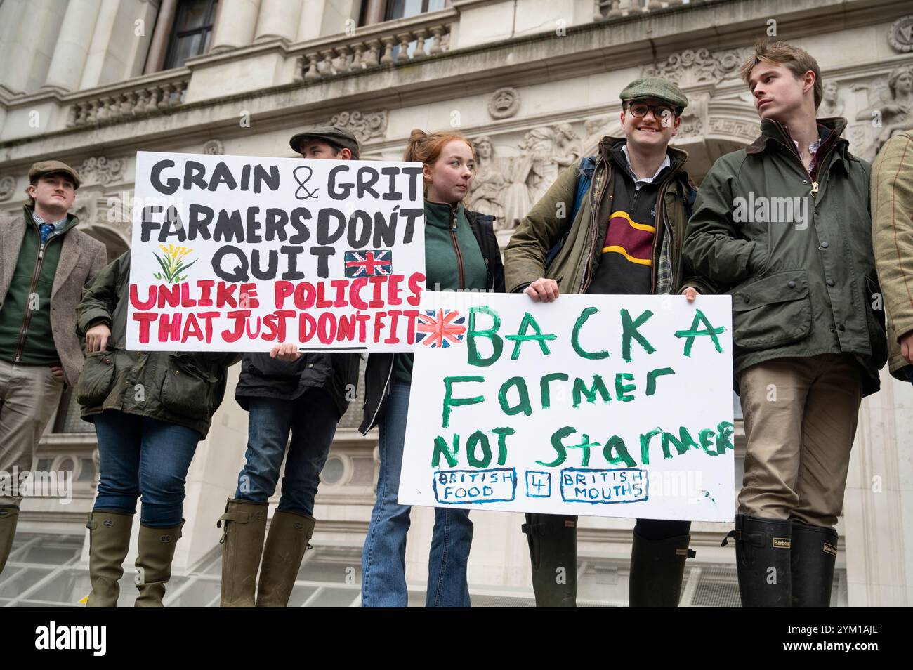 Il 19 novembre 2024 più di 30.000 agricoltori sono venuti a Whitehall per protestare contro il partito laburista ha proposto modifiche alla tassa di successione. Foto Stock