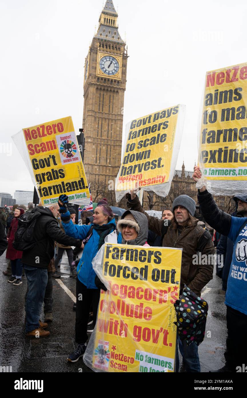 Il 19 novembre 2024 più di 30.000 agricoltori sono venuti a Whitehall per protestare contro il partito laburista ha proposto modifiche alla tassa di successione. Foto Stock