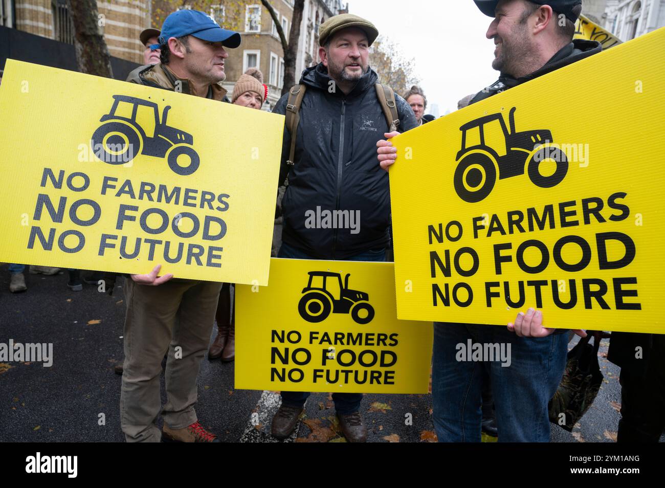 Il 19 novembre 2024 più di 30.000 agricoltori sono venuti a Whitehall per protestare contro il partito laburista ha proposto modifiche alla tassa di successione. Foto Stock
