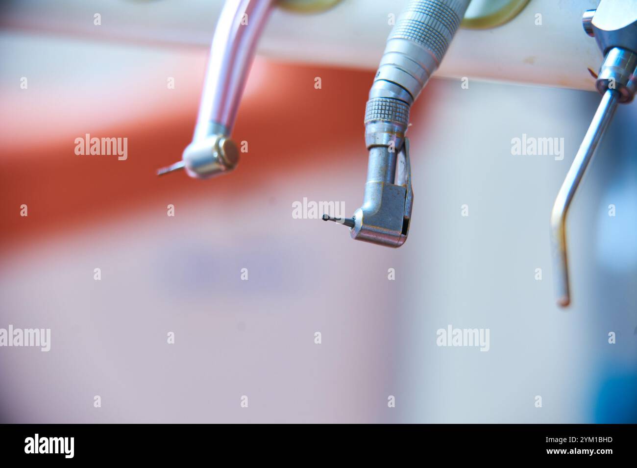 Primo piano di strumenti odontoiatrici utilizzati dai professionisti di una clinica moderna per la cura dei pazienti e le procedure di igiene orale Foto Stock