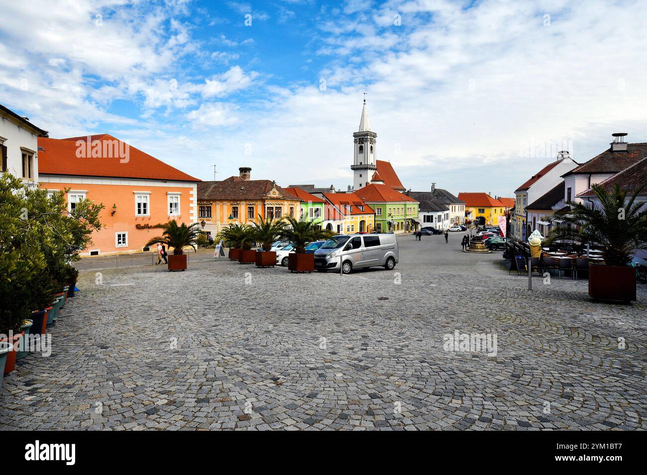 Rust, Austria - 23 marzo 2024: La piazza acciottolata del municipio della cosiddetta città delle cicogne sul lago Neusiedl con le sue pittoresche case, lei mondiale dell'UNESCO Foto Stock