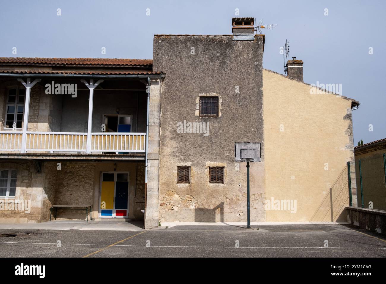 Tribunale della scuola elementare del comune di Lectoure nel dipartimento di Gers nella regione francese Occitanie il 13 agosto 2022. Cour de l école pri Foto Stock