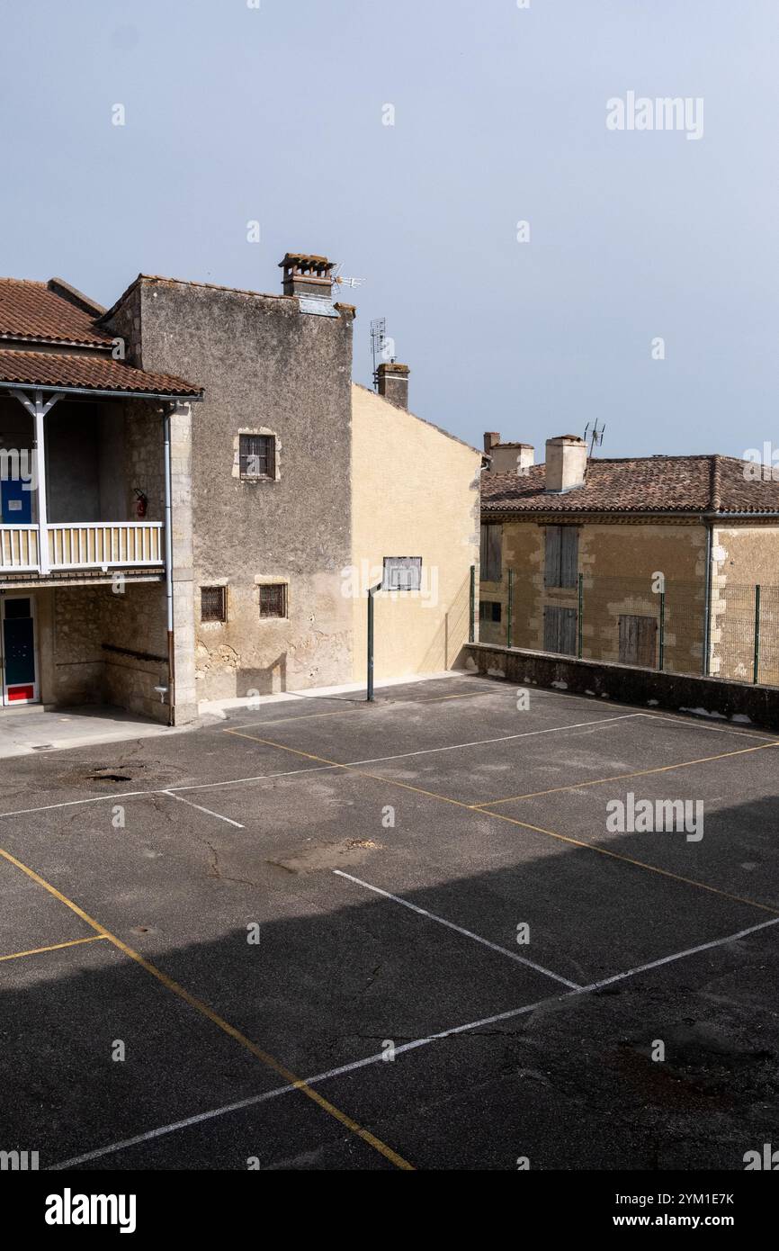Tribunale della scuola elementare del comune di Lectoure nel dipartimento di Gers nella regione francese Occitanie il 13 agosto 2022. Cour de l école pri Foto Stock