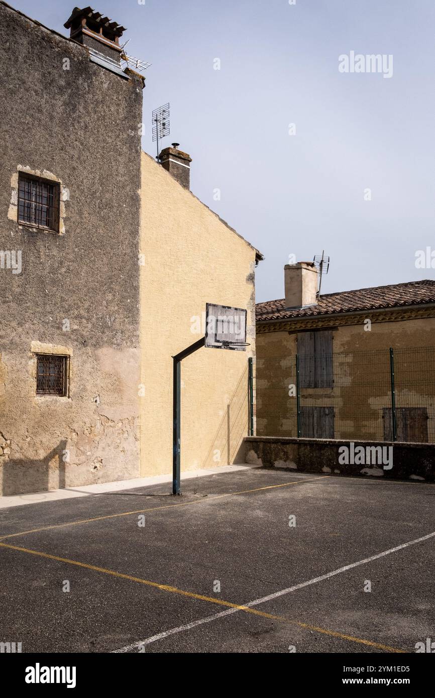 Tribunale della scuola elementare del comune di Lectoure nel dipartimento di Gers nella regione francese Occitanie il 13 agosto 2022. Cour de l école pri Foto Stock