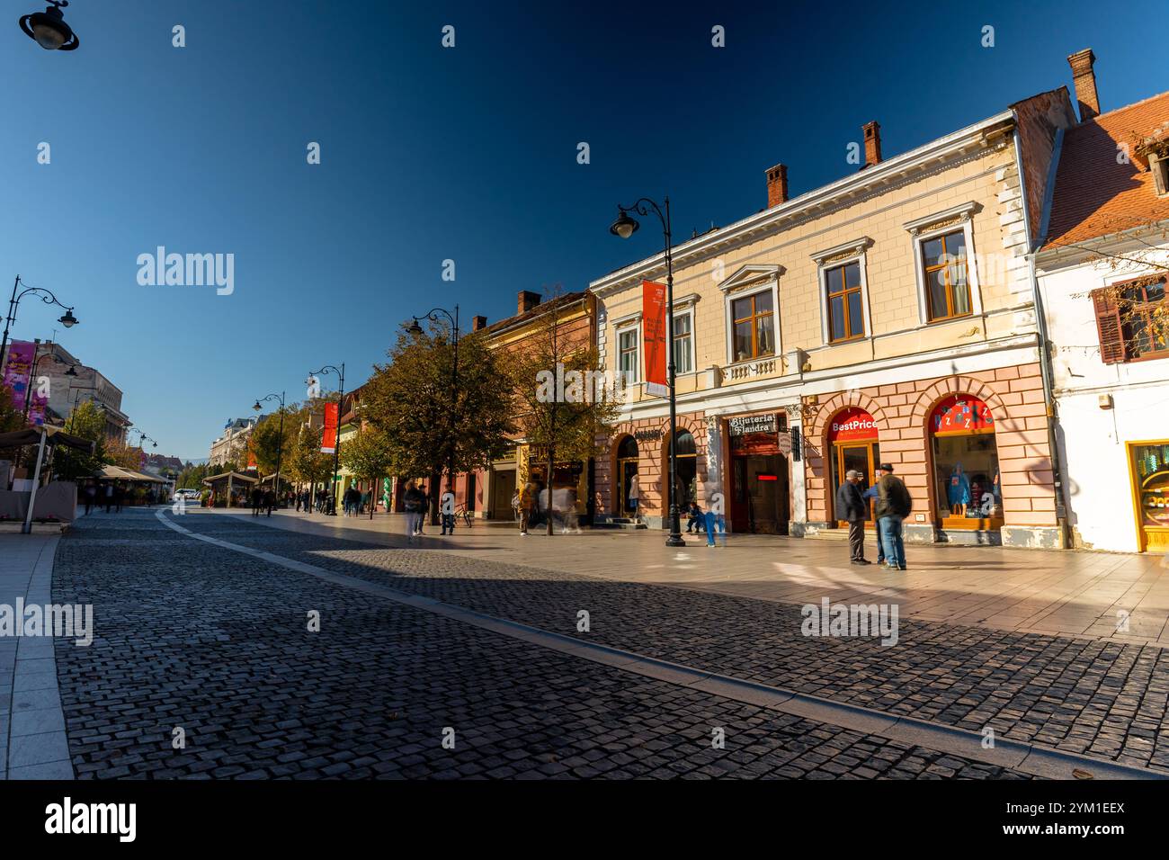 Sibiu, Romania - 21 ottobre 2024: Persone che camminano su strada Nicolae Balcescu. Foto Stock