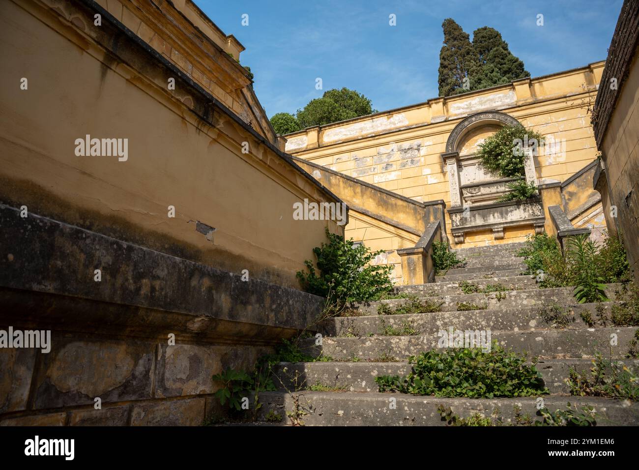 Roma, Italia - 29 maggio 2024: Scalinata sovradimensionata che porta al livello superiore di sepoltura nel Cimitero Monumentale di Verano. Foto Stock