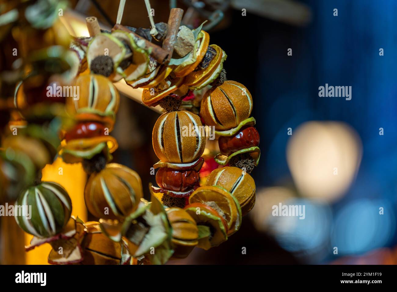 Budapest, Ungheria - 15 novembre 2024: Decorazioni colorate e aromatiche con frutta secca. Mercatino di Natale di piazza Vorosmarty. Scatto macro. Foto Stock