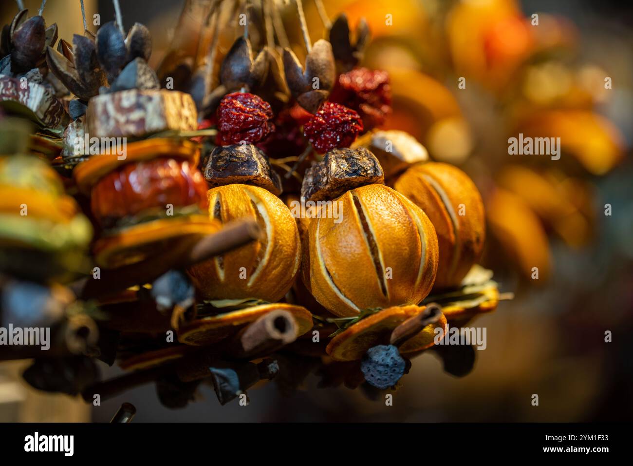 Budapest, Ungheria - 15 novembre 2024: Decorazioni colorate e aromatiche con frutta secca. Mercatino di Natale di piazza Vorosmarty. Scatto macro. Foto Stock
