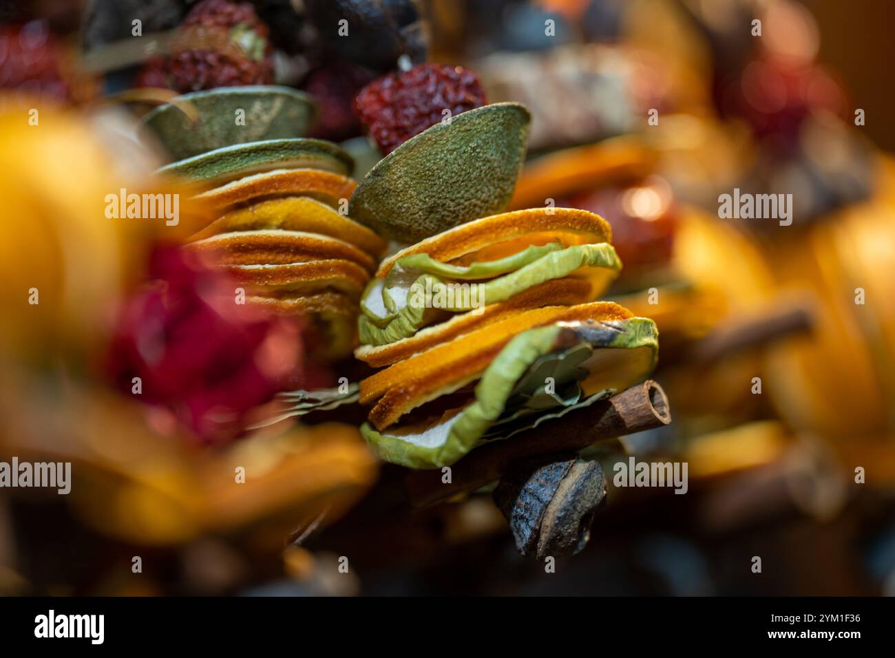 Budapest, Ungheria - 15 novembre 2024: Decorazioni colorate e aromatiche con frutta secca. Mercatino di Natale di piazza Vorosmarty. Scatto macro. Foto Stock