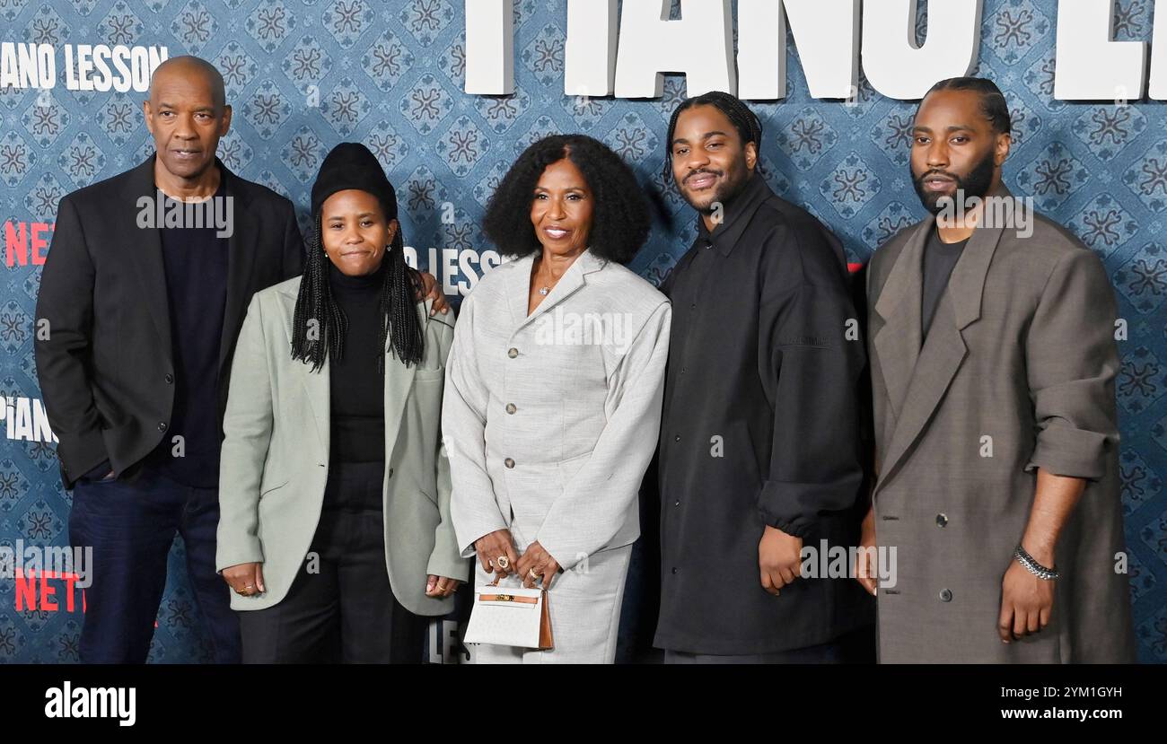 Los Angeles, Stati Uniti. 19 novembre 2024. Denzel Washington, Katia Washington, Pauletta Washington, Malcolm Washington e John David Washington (L-R) assistono alla prima del dramma di Netflix "The piano Lesson" all'Egyptian Theatre nella sezione Hollywood di Los Angeles martedì 19 novembre. 2024. Storyline: Segue le vite della famiglia Charles, che si occupano di temi di eredità familiare e altro ancora, nel decidere cosa fare con un cimelio, il pianoforte di famiglia. Foto di Jim Ruymen/UPI credito: UPI/Alamy Live News Foto Stock