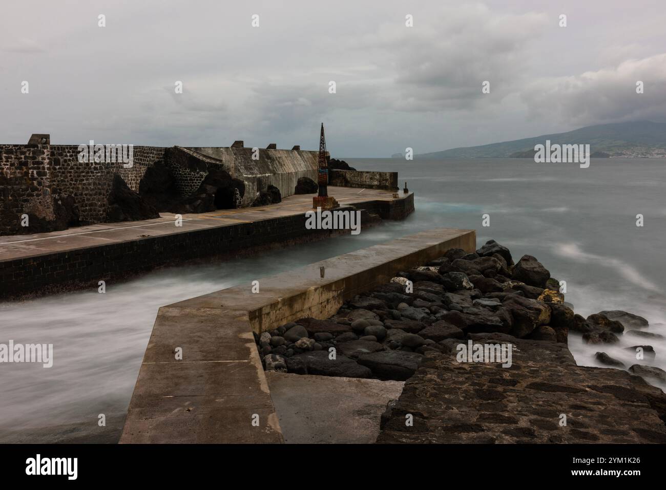 Porto do Calhau è un piccolo porto di pescatori nell'isola di Pico, nelle Azzorre. Foto Stock