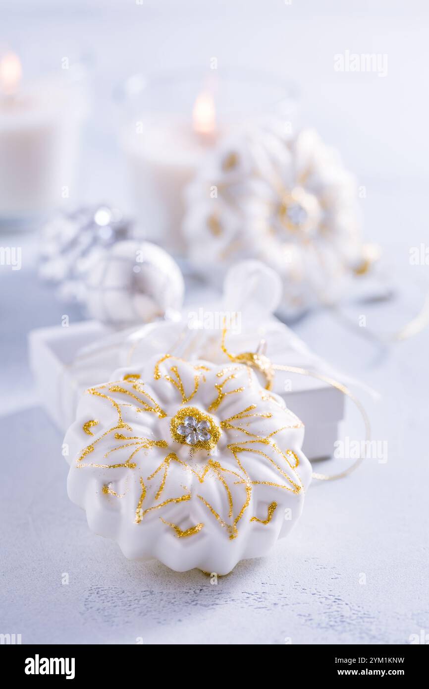 Ornamenti natalizi in tonalità bianco e blu Foto Stock