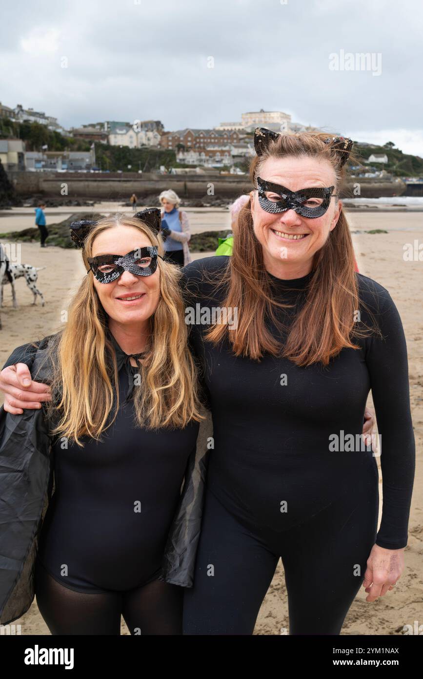 I partecipanti che si riuniscono sulla spiaggia di Towan e si preparano per l’evento annuale “supereroe nel freddo” per raccogliere fondi per la ricerca sul cancro nel Regno Unito. Foto Stock