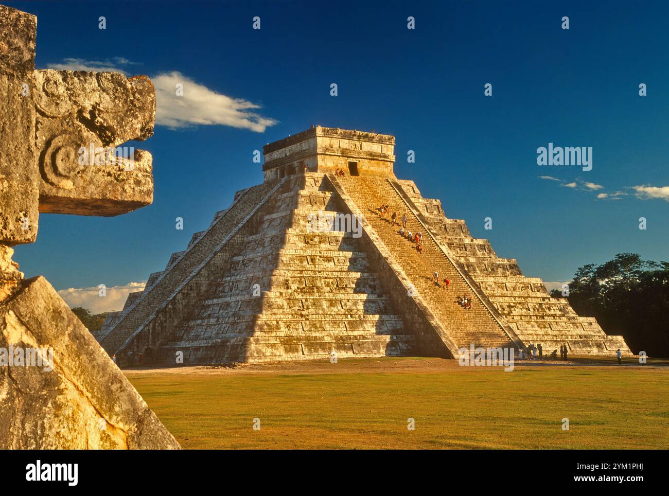El Castillo (Piramide de Kukulcan), vista da Plataforma de las Aguilas y Jaguares, sito archeologico di Chichen Itza, Yucatan, Messico Foto Stock