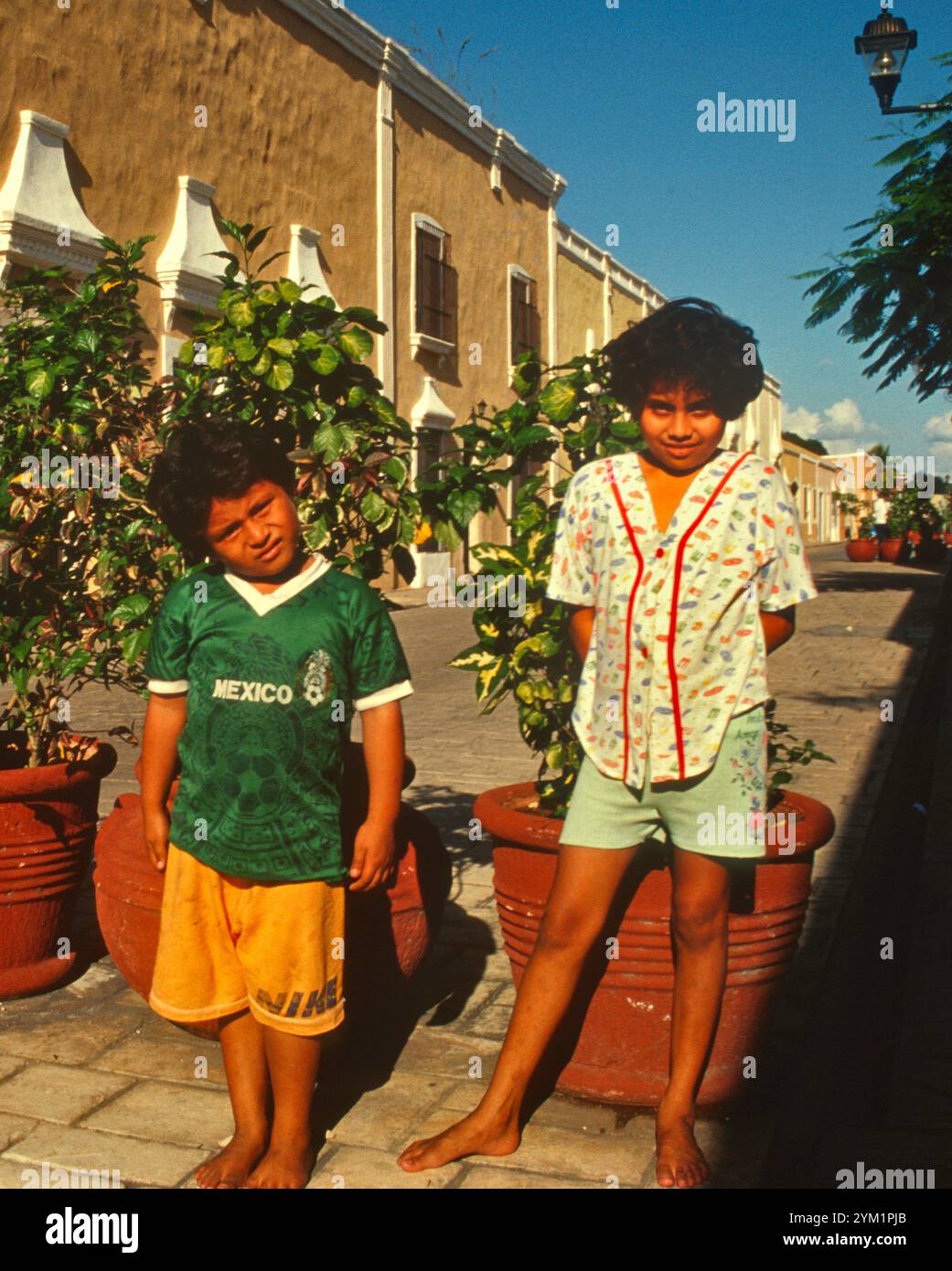 Giovani ragazzi nelle case coloniali di Calle 41A, Valladolid, Yucatan, Messico Foto Stock