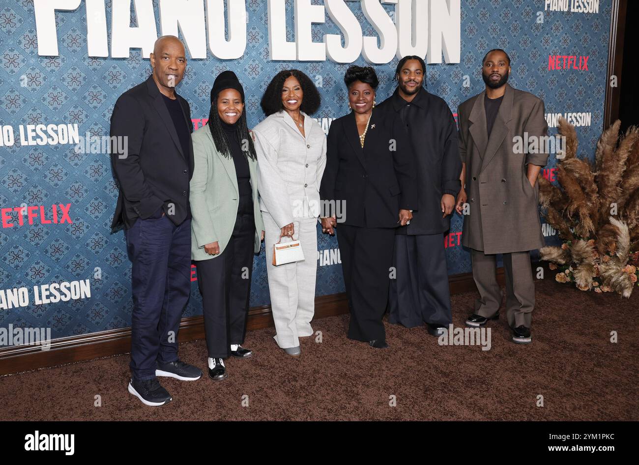 Los Angeles, California, 19 novembre 2024. Pauletta Washington, Katia Washington, Malcolm Washington, John David Washington, Denzel Washington, Latanya Richardson Jackson, alla premiere di Netflix The piano Lesson il 19 novembre 2024 all'Egyptian Theater di Los Angeles, California. Crediti: Faye Sadou/Media Punch/Alamy Live News Foto Stock