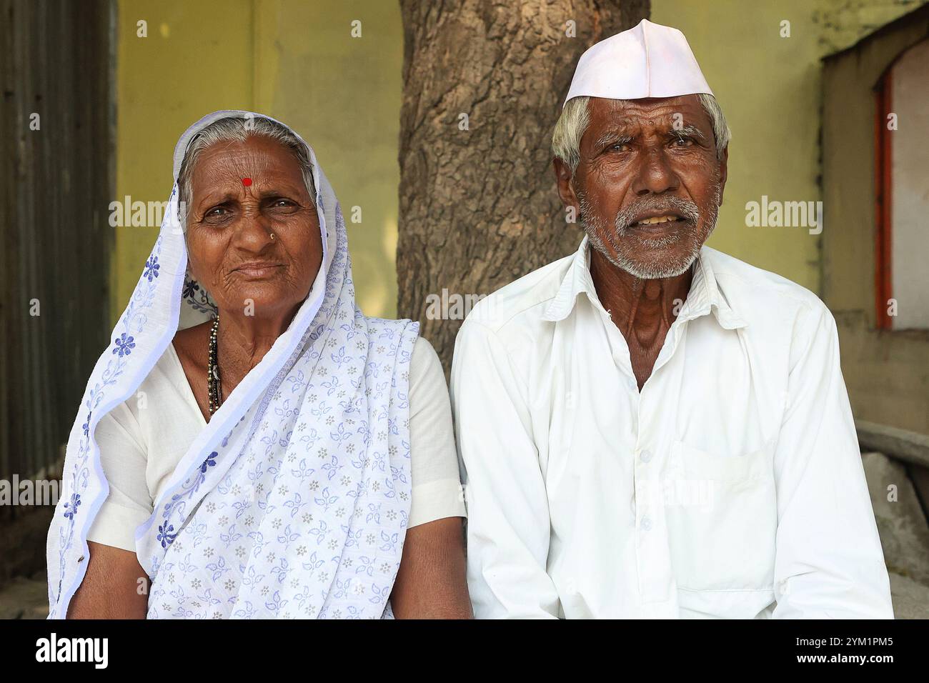 Ritratto di una coppia sposata anziana, a Dhule, Maharashtra, India Foto Stock