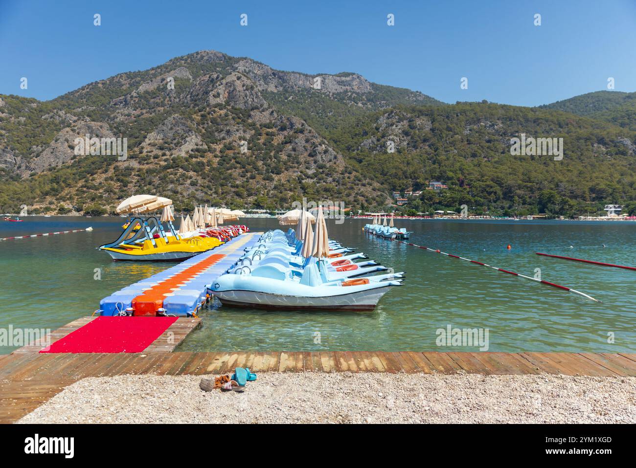 Vista spiaggia della Laguna Blu con barche da diporto ormeggiate e catamarani a noleggio in una soleggiata giornata estiva, Oludeniz, Turchia Foto Stock