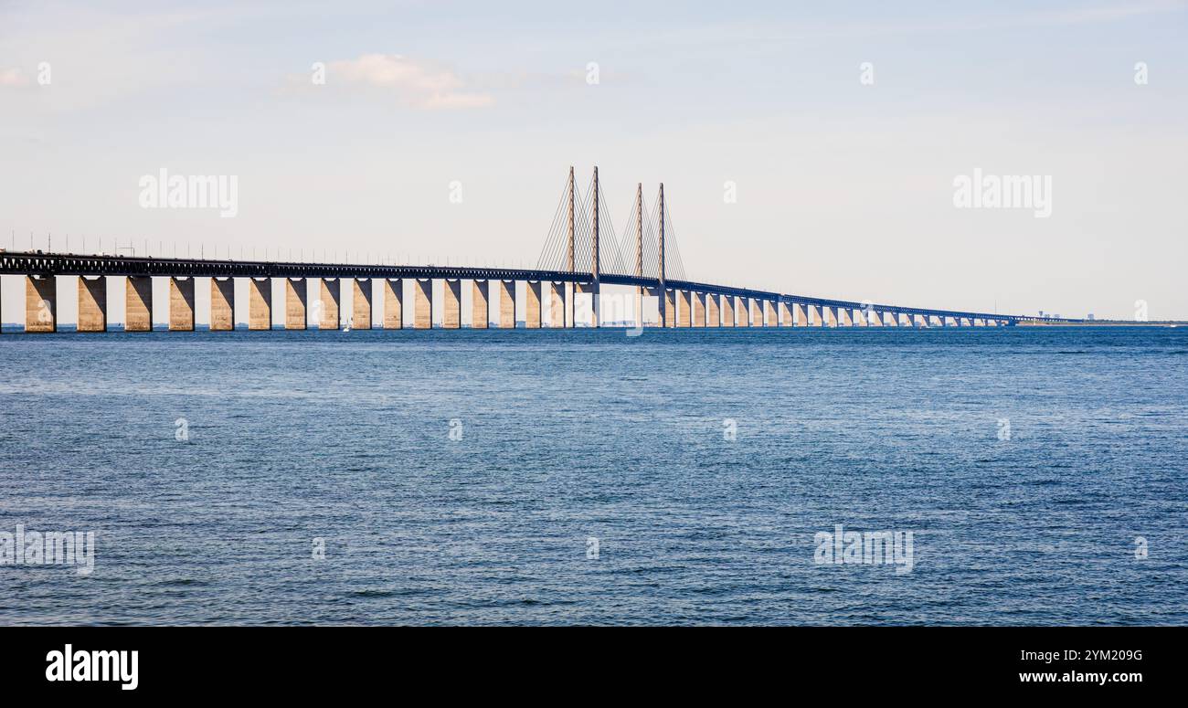 Vista panoramica del ponte Oresund, un ponte ferroviario e autostradale strallato sullo stretto di Oresund tra Danimarca e Svezia. Foto Stock